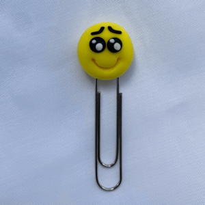 Meghatódott smiley gémkapocs, cukiság és praktikum minden papírmunkához.