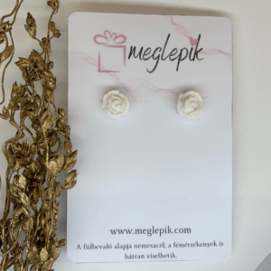 Fehér rózsás fülbevaló, tiszta és elegáns kiegészítő bármilyen stílushoz.