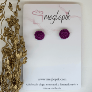 Sötétlila rózsás fülbevaló, elegáns kiegészítő, amely ragyogó megjelenést biztosít.