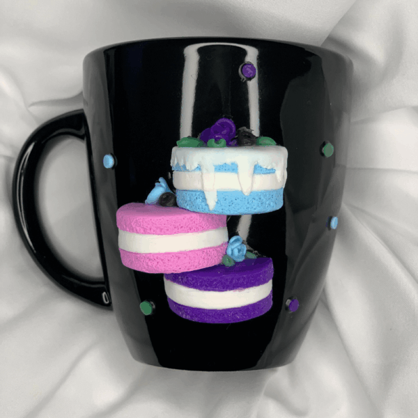 Macaron bögre vibráló színekkel, fekete alapon – egyedi, élénk ajándék édesszájúaknak