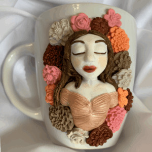 Porcelánlány bögre virágos női portréval, púderes rózsák és meleg árnyalatok díszítik