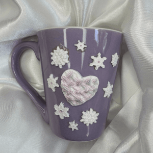 Hópelyhekkel díszített télies bögre forró italokhoz